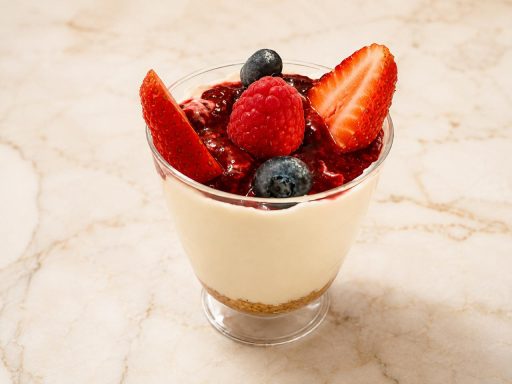 Queso, con base de galleta de vainilla y frutos rojos